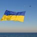 Величезний прапор України замайорів над Чорним морем: полотно розміром 12 на 6 метрів розгорнув дрон