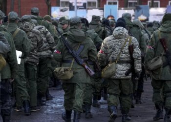 Вербувальники рф споюють жителів Донецька та примушують їх підписувати контракти з військом – АТЕШ