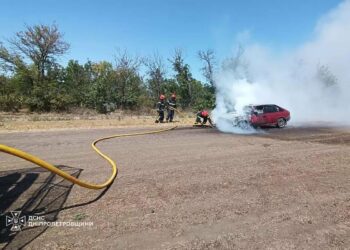 Авто спалахнуло серед дороги на Дніпропетровщині: є причина для уваги
