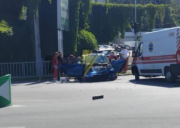 Повалений паркан та постраждалі: у Дніпрі компакт-кар зніс позашляховик