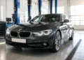 Почему BMW начинает менять траекторию движения?