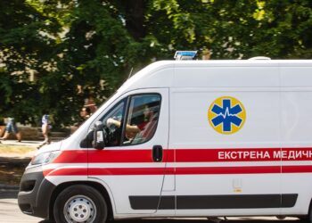 Во Львове две BMW сбили отца и 8-летнюю дочь, переходивших на красный свет