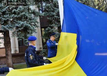 Під звуки – на висоту: у Дніпрі урочисто підняли прапор України