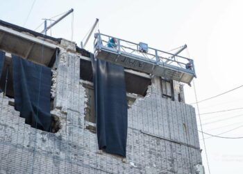 Дрон влучив у стіну: у Дніпрі відновлюють пошкоджену багатоповерхівку