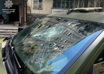 Чоловік із милицями влаштував погром біля багатоповерхівки Дніпра: що сталося