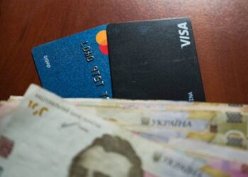 Выплата 3100 гривен: кому из украинцев придется самому идти в ПФУ за деньгами