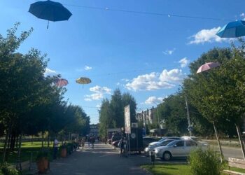 У Дніпрі розбирають нову фотозону руками: куди поділися десятки парасольок