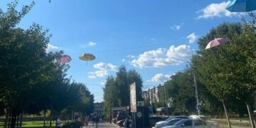 У Дніпрі розбирають нову фотозону руками: куди поділися десятки парасольок