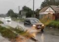 Вулиці Дніпра пішли під воду: злива спричинила проблеми з рухом
