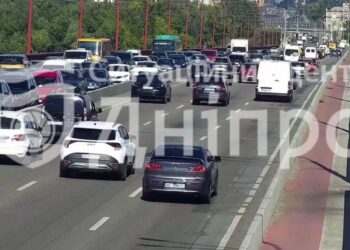 Дніпро став у затор через ДТП: що зараз відбувається на Центральному мосту