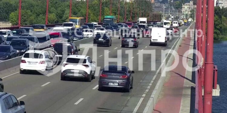 Дніпро став у затор через ДТП: що зараз відбувається на Центральному мосту