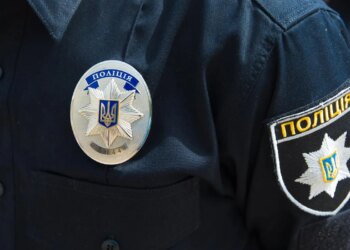 Ліг на асфальт просто під колеса – на Дніпропетровщині авто поліції наїхало на чоловіка, його госпіталізували