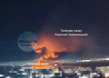 Ворог продовжує атакувати Україну: у передмісті Хмельницького масштабна пожежа, у Києві працює ППО