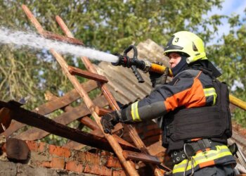Атака дрона на Рівненщину зруйнувала будинок, четверо людей постраждали