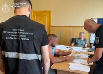 Били ногами і заламували руку: військовим ТЦК у двох областях оголосили підозри