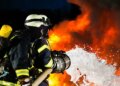 Атака на Київ: у навчальному закладі спалахнула пожежа, в житловому будинку заблоковані люди