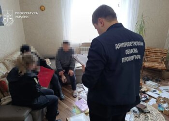 Били, морили голодом і саджали на ланцюг – у Дніпрі подружжя обвинувачують у катуванні шістьох дітей