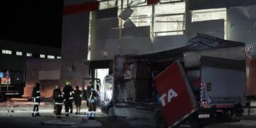 росія вдарила реактивним безпілотником по Новій пошті на Одещині: двоє поранених