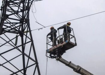 Ворожі обстріли залишили без світла частину споживачів у чотирьох областях
