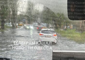 Одесу накрила негода: вулиці підтоплені, оголошено жовтий рівень небезпеки