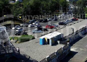 Комунальники потрапили в ДТП: у Дніпрі ускладнено рух на Набережній