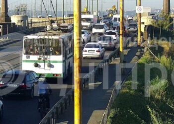 До центру доїхати складно: у Дніпрі на мосту сталася ДТП