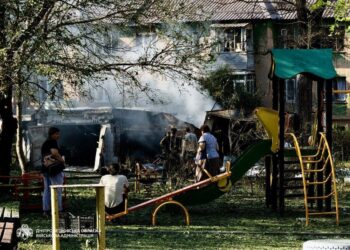 Рятували 12 годин: через обстріл Дніпра помер чоловік