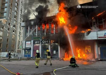 У Дніпрі горить ТЦ, є постраждалі: що відомо про сьогоднішні атаки