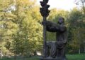 Дуб, птахи та зникла могила: які таємниці зберігає пам’ятник Лазарю Глобі у Дніпрі