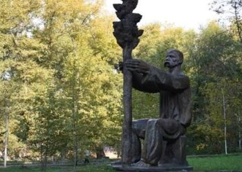 Дуб, птахи та зникла могила: які таємниці зберігає пам’ятник Лазарю Глобі у Дніпрі