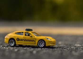 Uklon та Bolt фіксують зростання попиту на таксі в Києві під час тривалих повітряних тривог за скорочення кількості активних водіїв
