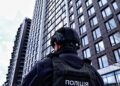 В Киеве мужчина пытался задушить мать и бросился на копа: полиция применила оружие