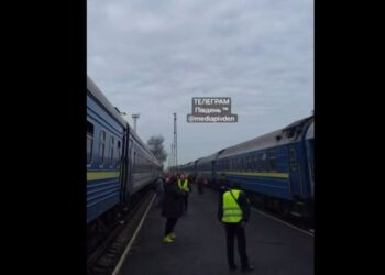 Россия вторые сутки бьет по железной дороге: удар по поезду в двух километрах от Польши