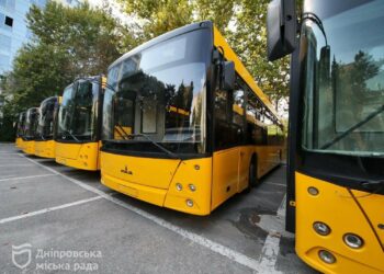 Дніпро віддає автобуси: куди і чому поїде новий транспорт