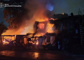 Полум’я охопило двоповерхівку: у Дніпрі вночі сталася пожежа