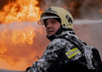 В Киеве пожар в доме и поврежден ТРЦ: Кличко рассказал о последствиях атаки РФ