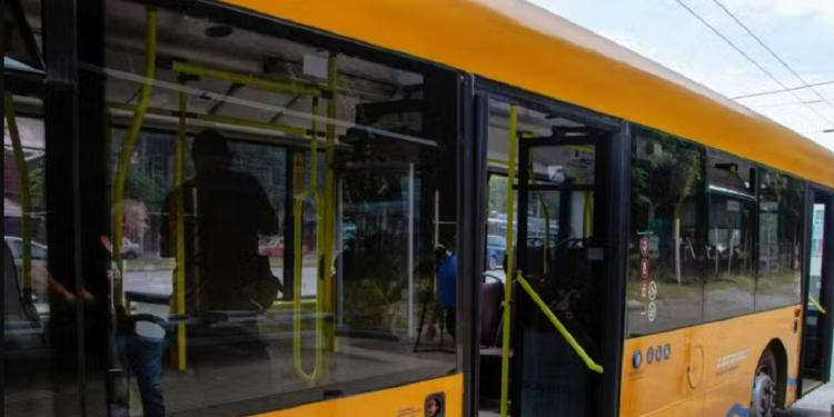 Фонтан бив у салоні: у Дніпрі затопило пасажирський автобус, – ВІДЕО