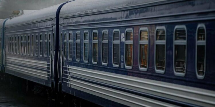 Чотири години очікування: що відбувається з потягами на вокзалі Дніпра