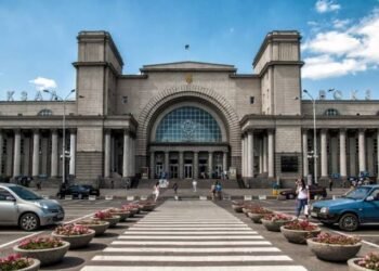 Кілька нових ударів по вокзалу Дніпра: чи є постраждалі та що буде з потягами