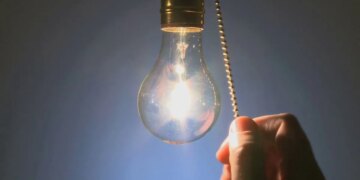 16 жовтня частину областей України чекають графіки відключення – скільки черг буде без світла