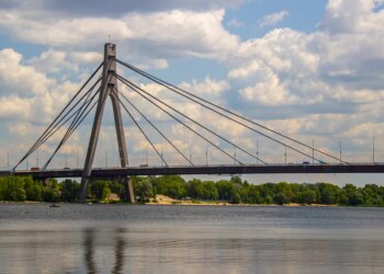 У Києві перекрили Північний міст після російської атаки – як курсує громадський транспорт