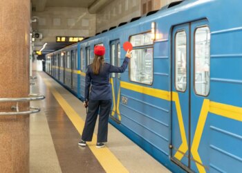 Київський метрополітен призупинив рух через зниження напруги