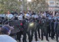 У Франції затримали 1 800 людей під час масових протестів, згоріла мерія – AP