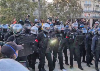 У Парижі поліція силою розганяла протестувальників із застосуванням водометів та сльозогінного газу – ЗМІ показали кадри