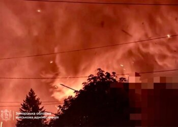 Запоріжжя під атакою ворога – є влучання у підприємство, спалахнула масштабна пожежа