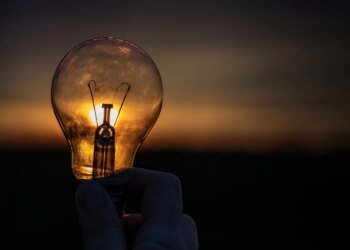 Ще один день із графіками – як вимикатимуть світло в Україні у суботу