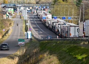 Величезні черги на кордоні з Польщею на тлі тривог: вантажівки стоять до двох днів