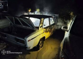 На стоянці біля будинку горіли автівки: у Дніпрі стався нічний підпал