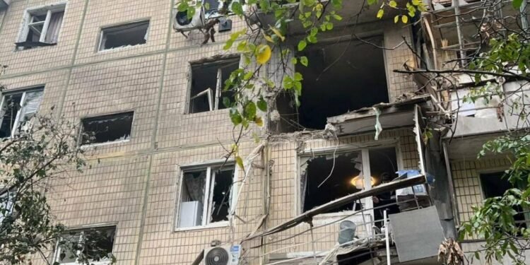 Снаряд пробив багатоповерхівку: наслідки атак по Дніпропетровщині