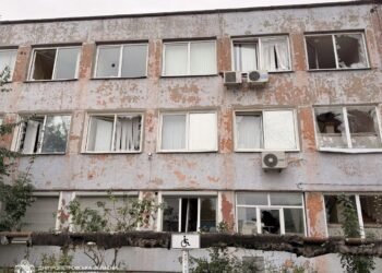Вибухи у Дніпрі сьогодні вранці: у будівлі вибило вікна